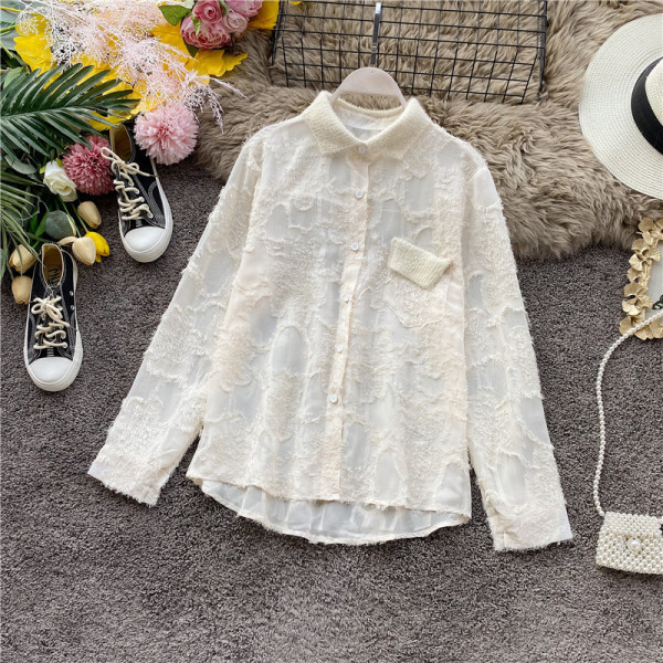 Modern női ing gombokkal és klasszikus gallérral bézs, fekete és fehér színben