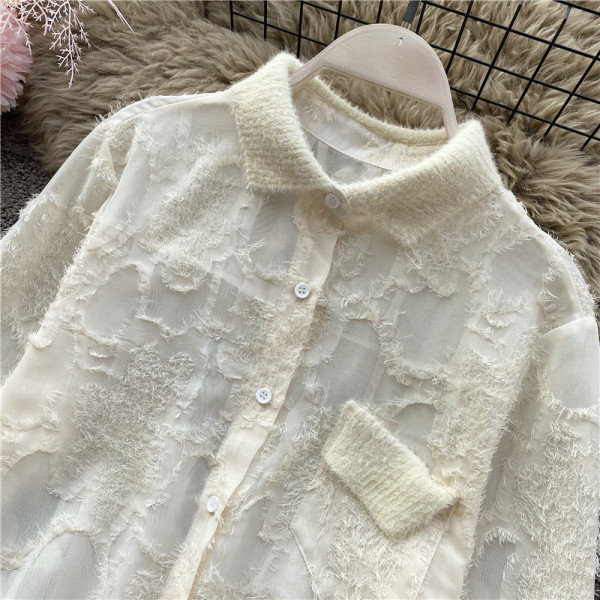 Modern női ing gombokkal és klasszikus gallérral bézs, fekete és fehér színben