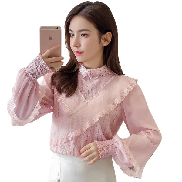 Stílusos női blúz fehér és rózsaszín színben, csipkével és hosszú ujjal