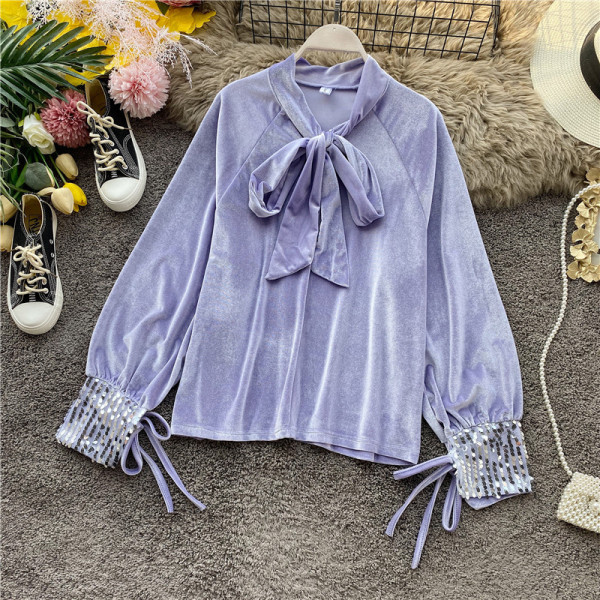 Μοντέρνα γυναικεία μπλούζα με κορδόνια και πούλιες σε μαύρο, λευκό και μπλε χρώμα