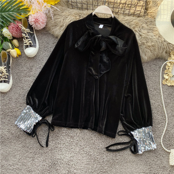 Μοντέρνα γυναικεία μπλούζα με κορδόνια και πούλιες σε μαύρο, λευκό και μπλε χρώμα