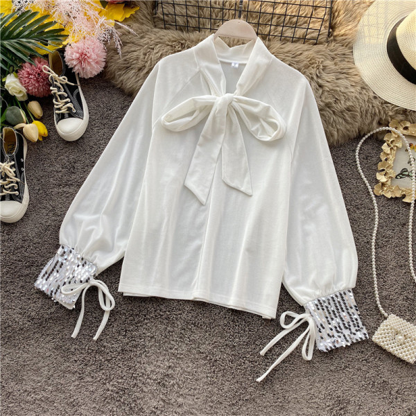 Μοντέρνα γυναικεία μπλούζα με κορδόνια και πούλιες σε μαύρο, λευκό και μπλε χρώμα