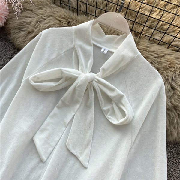 Μοντέρνα γυναικεία μπλούζα με κορδόνια και πούλιες σε μαύρο, λευκό και μπλε χρώμα