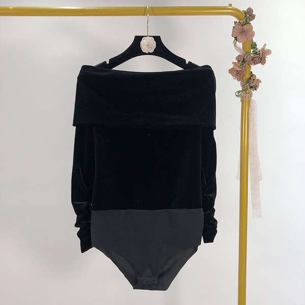 Body de damă modern din catifea cu umerii goi, în negru