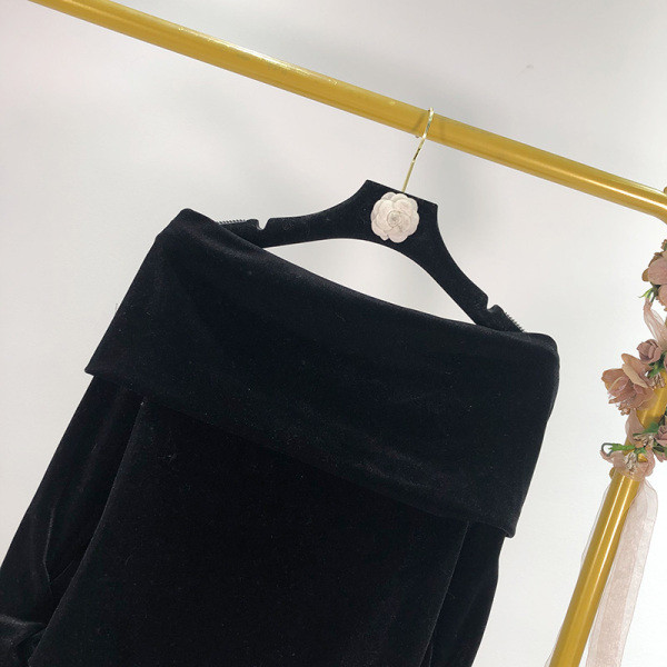 Body de damă modern din catifea cu umerii goi, în negru