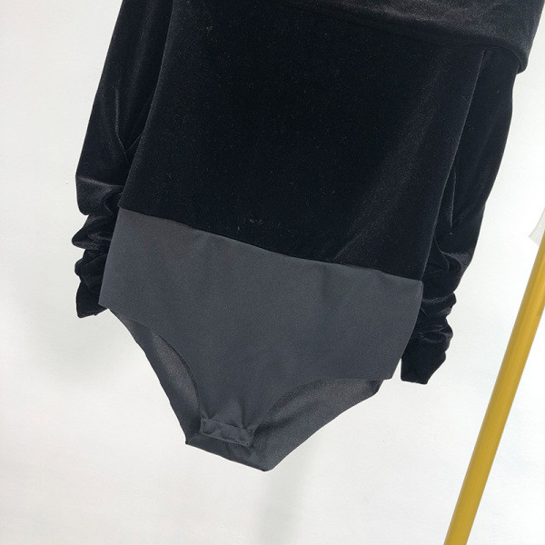 Body de damă modern din catifea cu umerii goi, în negru