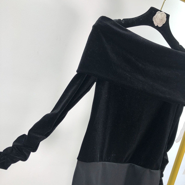 Body de damă modern din catifea cu umerii goi, în negru