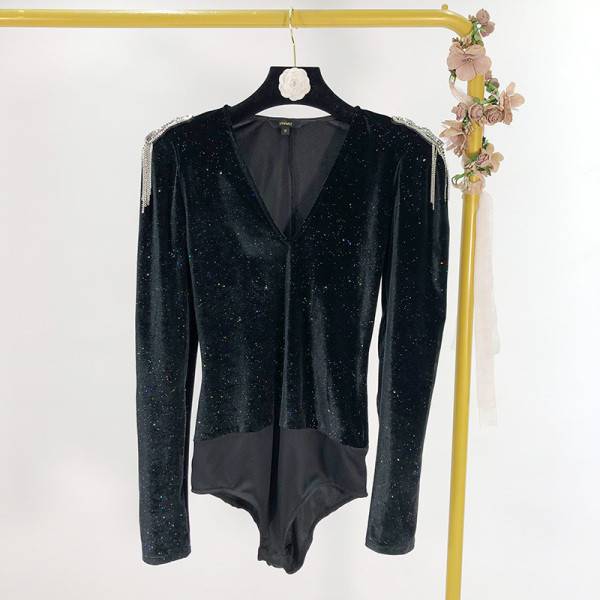 Μοντέρνο μαύρο βελούδινο κορμάκι με γυαλιστερό αποτέλεσμα και V-neck