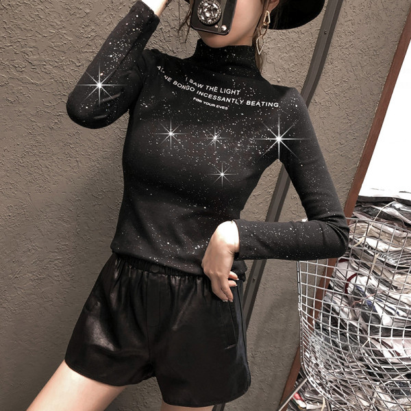 Modern női blúz fekete színben, magas gallérral és fényes hatással