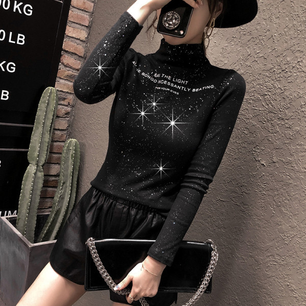 Modern női blúz fekete színben, magas gallérral és fényes hatással