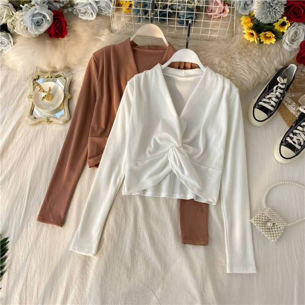 Μοντέρνα γυναικεία μπλούζα με λαιμόκοψη και μακριά μανίκια σε μαύρο, λευκό και καφέ χρώμα