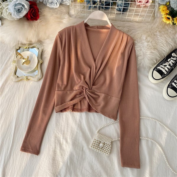 Μοντέρνα γυναικεία μπλούζα με λαιμόκοψη και μακριά μανίκια σε μαύρο, λευκό και καφέ χρώμα