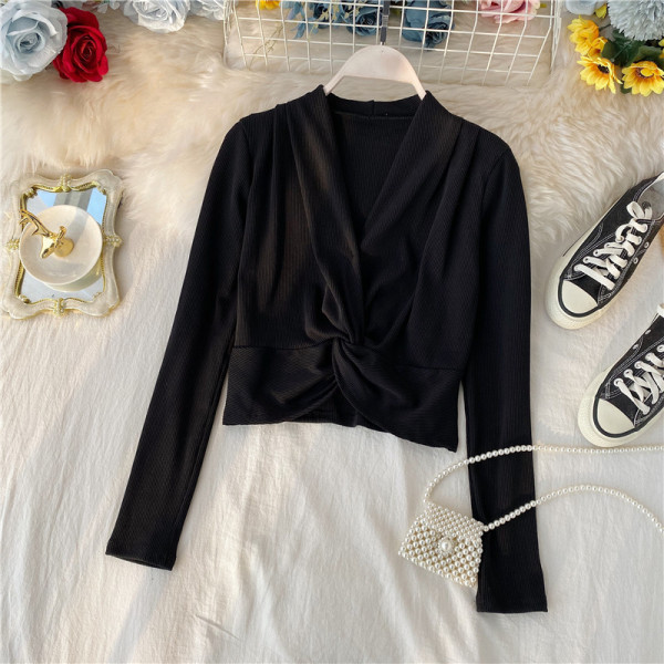 Μοντέρνα γυναικεία μπλούζα με λαιμόκοψη και μακριά μανίκια σε μαύρο, λευκό και καφέ χρώμα