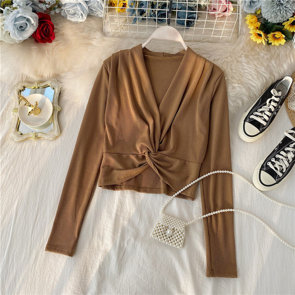 Μοντέρνα γυναικεία μπλούζα με λαιμόκοψη και μακριά μανίκια σε μαύρο, λευκό και καφέ χρώμα