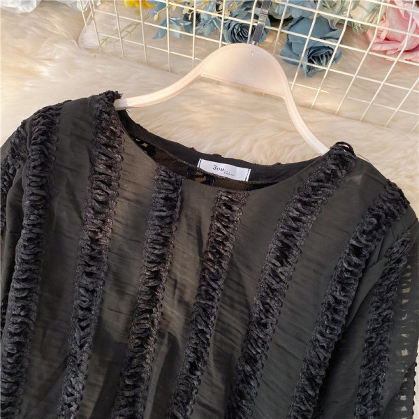 Μοντέρνα γυναικεία μπλούζα  με ωοειδές ντεκολτέ και μακρύ μανίκι σε μαύρο χρώμα