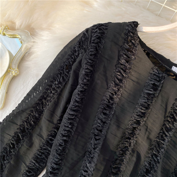 Μοντέρνα γυναικεία μπλούζα  με ωοειδές ντεκολτέ και μακρύ μανίκι σε μαύρο χρώμα