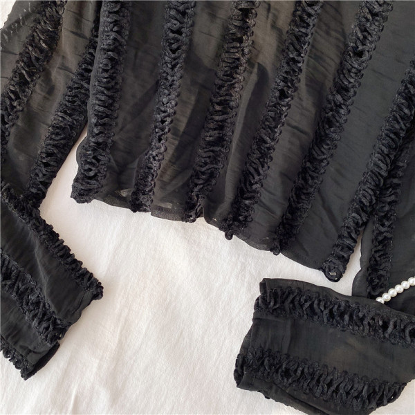 Μοντέρνα γυναικεία μπλούζα  με ωοειδές ντεκολτέ και μακρύ μανίκι σε μαύρο χρώμα