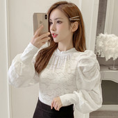 Μοντέρνα γυναικεία μπλούζα σε λευκό και μαύρο με φαρδιά μανίκια