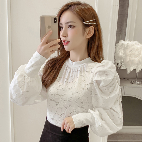 Μοντέρνα γυναικεία μπλούζα σε λευκό και μαύρο με φαρδιά μανίκια