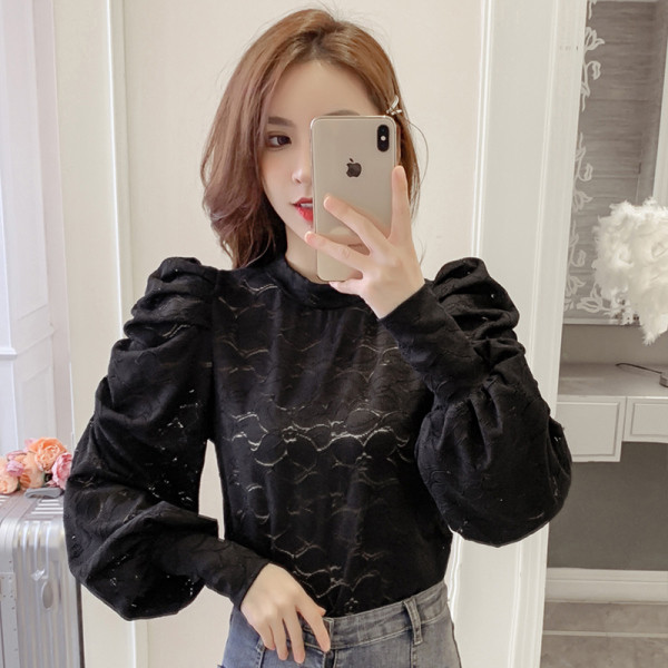 Μοντέρνα γυναικεία μπλούζα σε λευκό και μαύρο με φαρδιά μανίκια