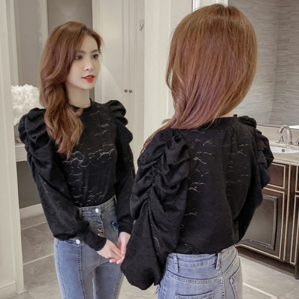 Μοντέρνα γυναικεία μπλούζα σε λευκό και μαύρο με φαρδιά μανίκια