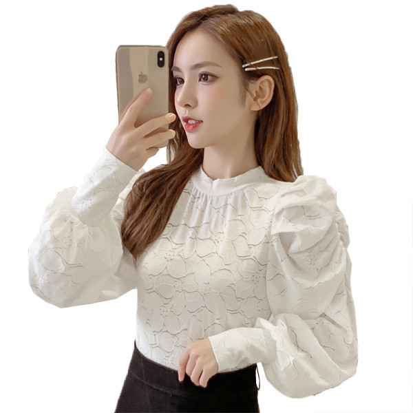 Μοντέρνα γυναικεία μπλούζα σε λευκό και μαύρο με φαρδιά μανίκια