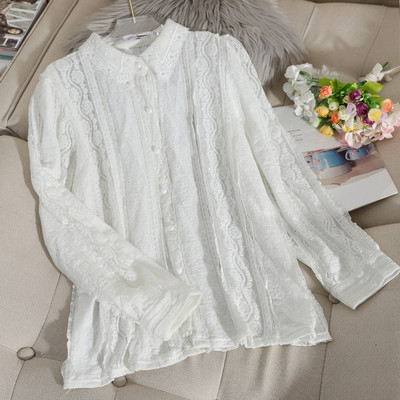 Μοντέρνο γυναικείο πουκάμισο με κουμπιά σε λευκό και μαύρο χρώμα