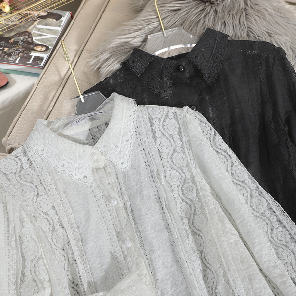 Μοντέρνο γυναικείο πουκάμισο με κουμπιά σε λευκό και μαύρο χρώμα