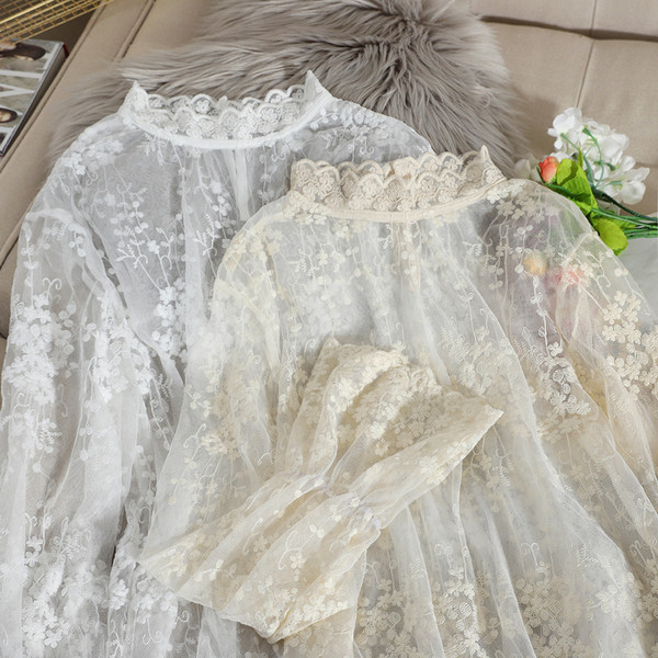 Μοντέρνο γυναικείο πουκάμισο με δαντέλα και μακρύ μανίκι σε λευκό και μπεζ  χρώμα