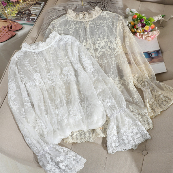 Μοντέρνο γυναικείο πουκάμισο με δαντέλα και μακρύ μανίκι σε λευκό και μπεζ  χρώμα