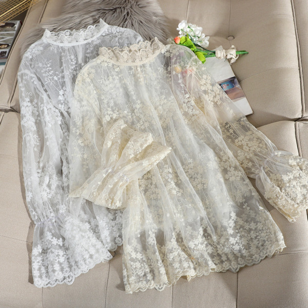 Μοντέρνο γυναικείο πουκάμισο με δαντέλα και μακρύ μανίκι σε λευκό και μπεζ  χρώμα