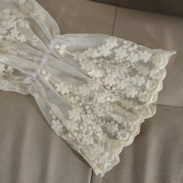 Μοντέρνο γυναικείο πουκάμισο με δαντέλα και μακρύ μανίκι σε λευκό και μπεζ  χρώμα