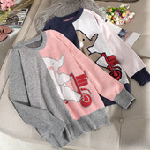 Μοντέρνο γυναικείο πουλόβερ με ωοειδές ντεκολτέ και έγχρωμη εφαρμογή σε γκρι και μαύρο χρώμα