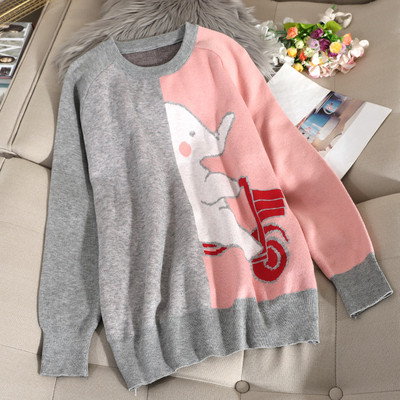 Μοντέρνο γυναικείο πουλόβερ με ωοειδές ντεκολτέ και έγχρωμη εφαρμογή σε γκρι και μαύρο χρώμα