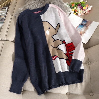 Μοντέρνο γυναικείο πουλόβερ με ωοειδές ντεκολτέ και έγχρωμη εφαρμογή σε γκρι και μαύρο χρώμα