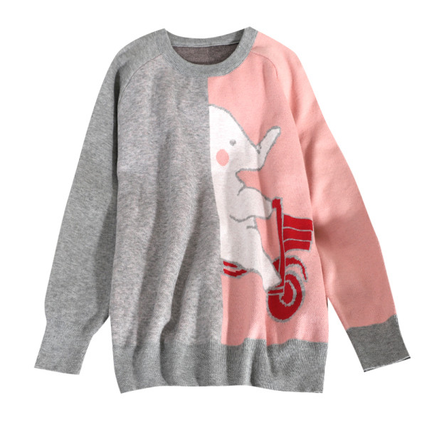 Μοντέρνο γυναικείο πουλόβερ  με ωοειδές ντεκολτέ και έγχρωμη εφαρμογή σε γκρι και μαύρο χρώμα