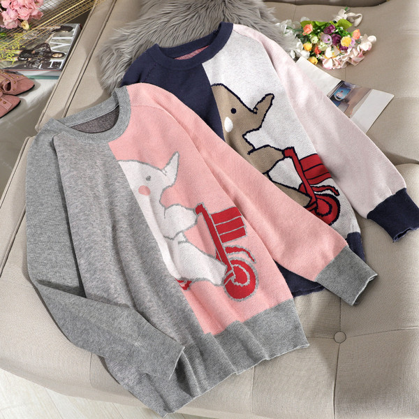 Μοντέρνο γυναικείο πουλόβερ  με ωοειδές ντεκολτέ και έγχρωμη εφαρμογή σε γκρι και μαύρο χρώμα