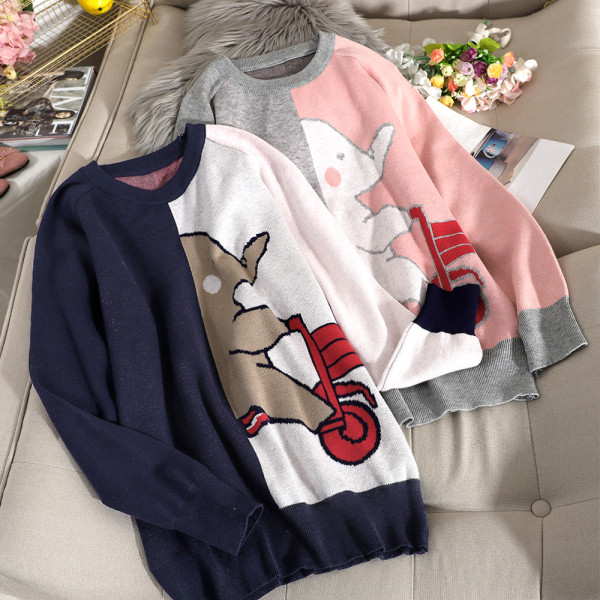 Μοντέρνο γυναικείο πουλόβερ  με ωοειδές ντεκολτέ και έγχρωμη εφαρμογή σε γκρι και μαύρο χρώμα