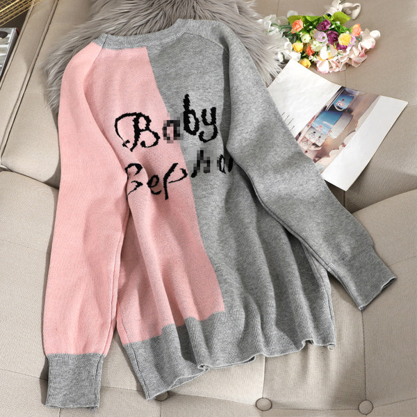 Μοντέρνο γυναικείο πουλόβερ  με ωοειδές ντεκολτέ και έγχρωμη εφαρμογή σε γκρι και μαύρο χρώμα