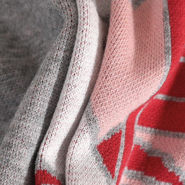 Μοντέρνο γυναικείο πουλόβερ  με ωοειδές ντεκολτέ και έγχρωμη εφαρμογή σε γκρι και μαύρο χρώμα