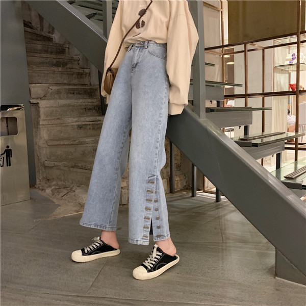 Világos színű, széles, gombos női farmer