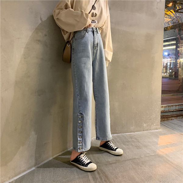 Világos színű, széles, gombos női farmer