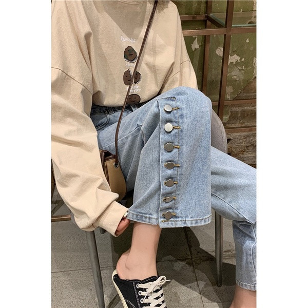 Világos színű, széles, gombos női farmer