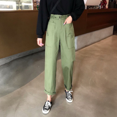 Modern nadrág zsebekkel, egyenes övvel