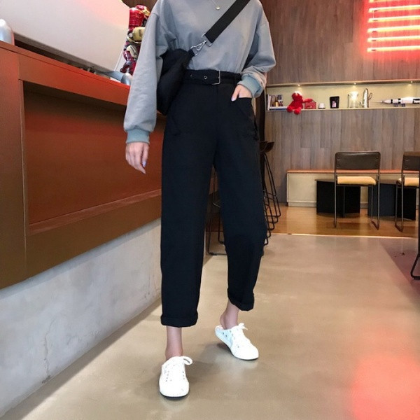 Modern nadrág zsebekkel, egyenes övvel