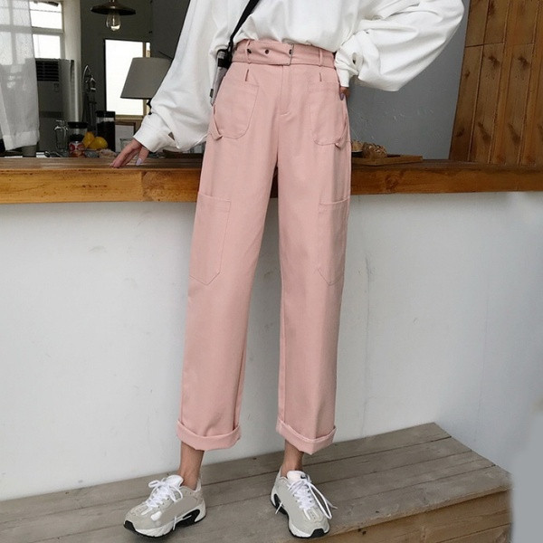 Modern nadrág zsebekkel, egyenes övvel