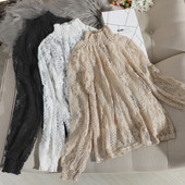 Női csipkeblúz magas gallérral és fekete, fehér és bézs hímzéssel