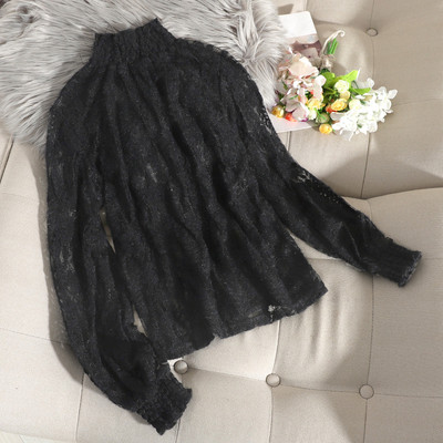 Női csipkeblúz magas gallérral és fekete, fehér és bézs hímzéssel