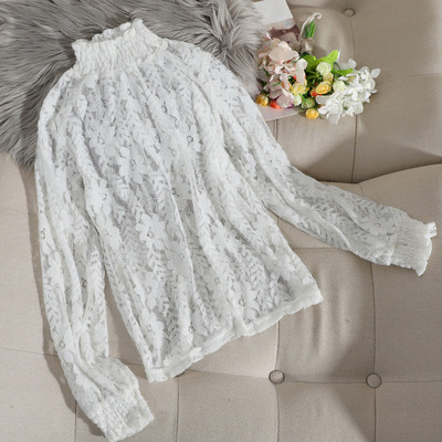 Női csipkeblúz magas gallérral és fekete, fehér és bézs hímzéssel