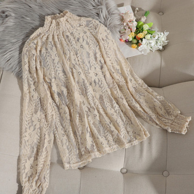 Női csipkeblúz magas gallérral és fekete, fehér és bézs hímzéssel